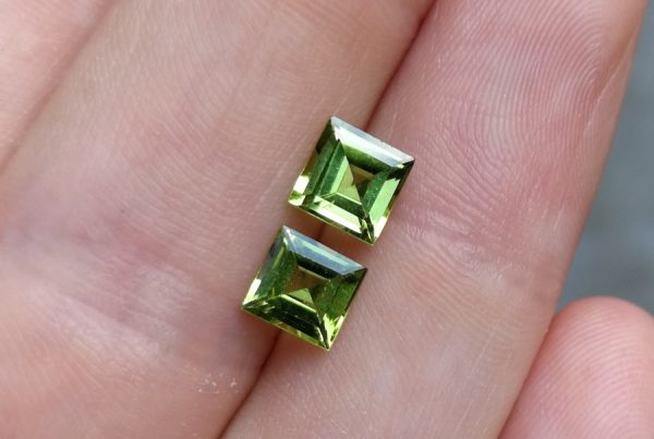 peridot 3 Peridot patrat 6 mm.