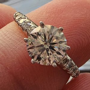 inel cu diamant de 1 ct.