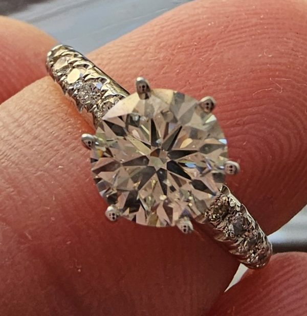 inel cu diamant de 1 ct.