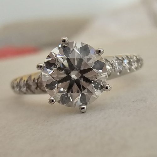 inel cu diamant de 1 ct.