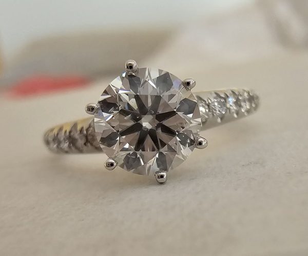 inel cu diamant de 1 ct.