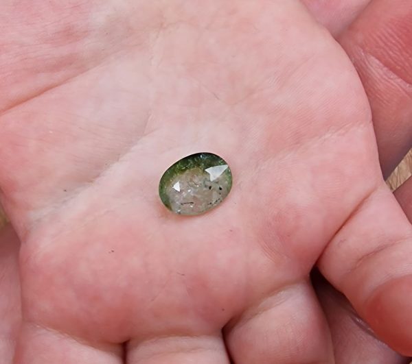 Turmalina verde alb