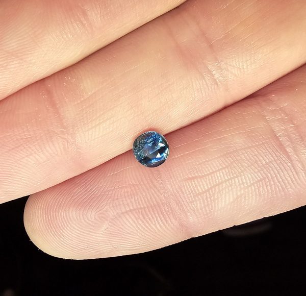 Safir albastru verde netratat