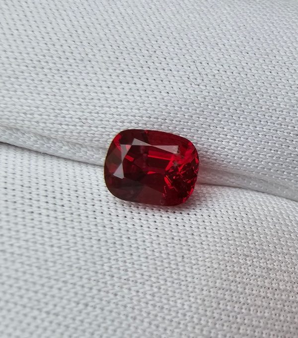 spinel rosu natural