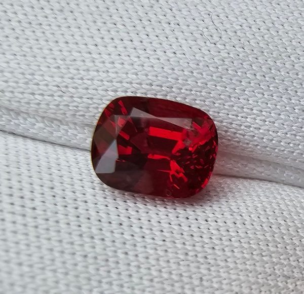 spinel rosu natural