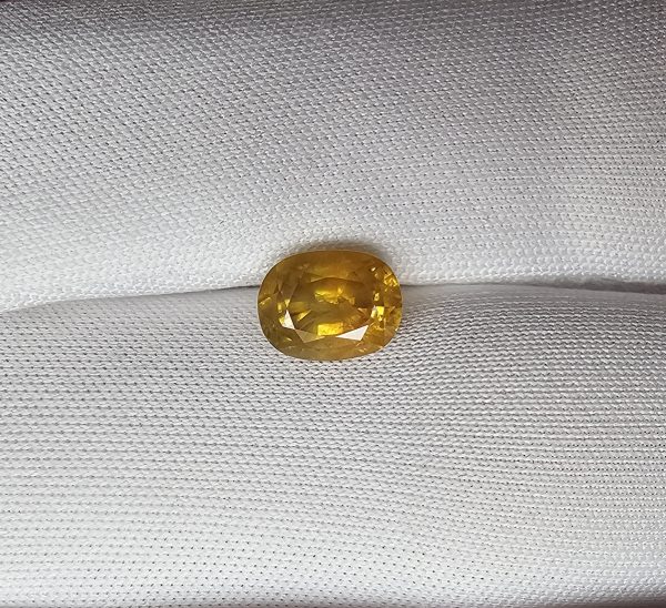 20260201_101330 Safir natural galben