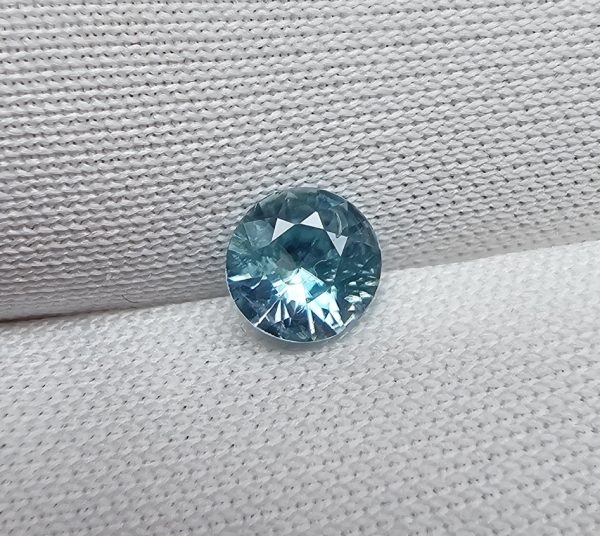 20260315_083702 Zircon natural albastru