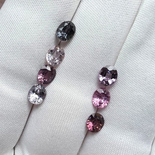 Spinel oval 6 x 5 mm.