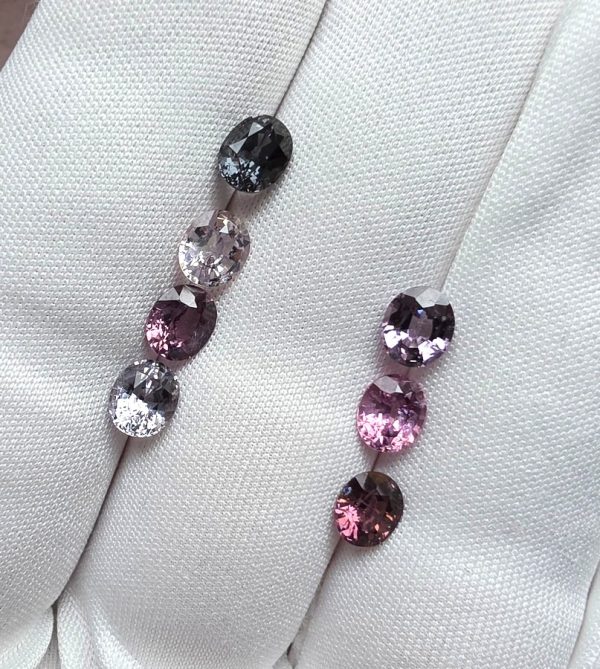 Spinel oval 6 x 5 mm.