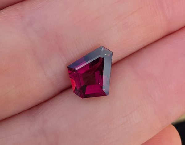 Granat color-change 2.79 ct.