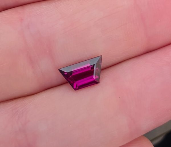 Granat color-change 1.90 ct.