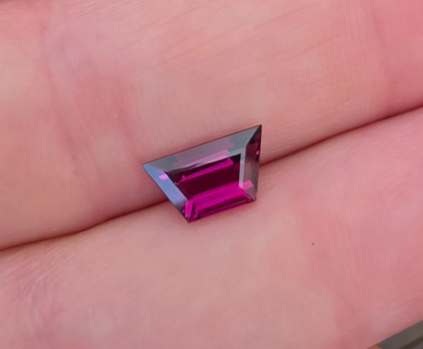 Granat color-change 1.90 ct.